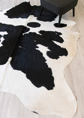 Black And White Cowhide Rug (Size: 240 X 200 CM) CHR2089