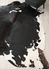 Black And White Cowhide Rug (Size: 240 X 210 CM) CHR2703