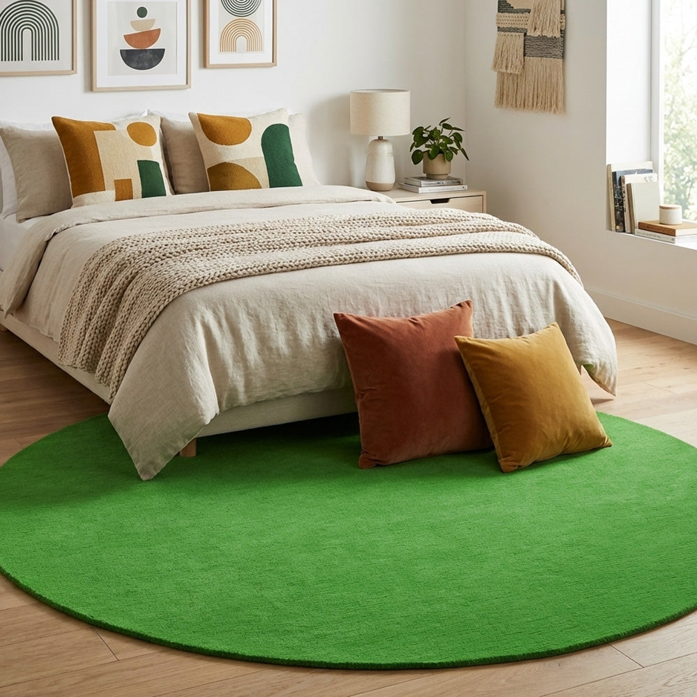Lawn round wool rug in bedroom
