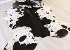 Black And White Cowhide Rug (Size: 250 X 200 CM) CHR2129