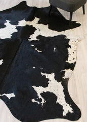Black And White Cowhide Rug (Size: 260 X 200 CM) CHR2130