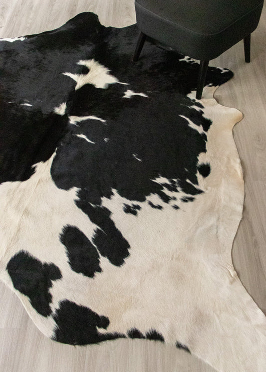 Black And White Cowhide Rug (Size: 210 X 210 CM) CHR1868