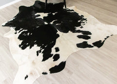 Black And White Cowhide Rug (Size: 210 X 210 CM) CHR1868