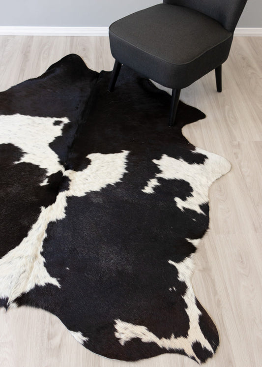 Black And White Cowhide Rug (Size: 210 X 160 CM)